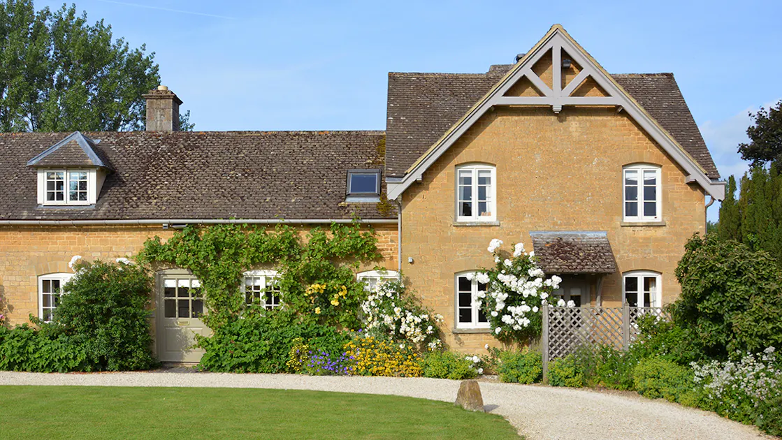 Property Details - Charming Cotswold Cottage with a Garden | StayOne