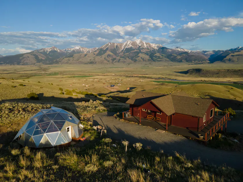 Private Mountain Retreat With Soundproof Recording Studio And Art